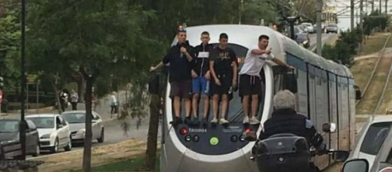 Η νέα μόδα της ελληνικής νεολαίας: Νεαροί σκαρφαλώνουν στο Τραμ ενώ αυτό κινείται (φώτο)
